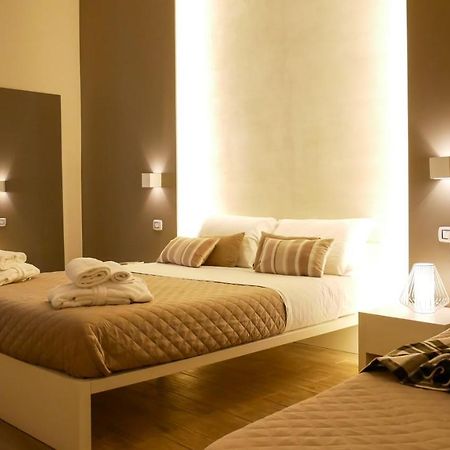 La Banchina Holiday Rooms Trani Bagian luar foto