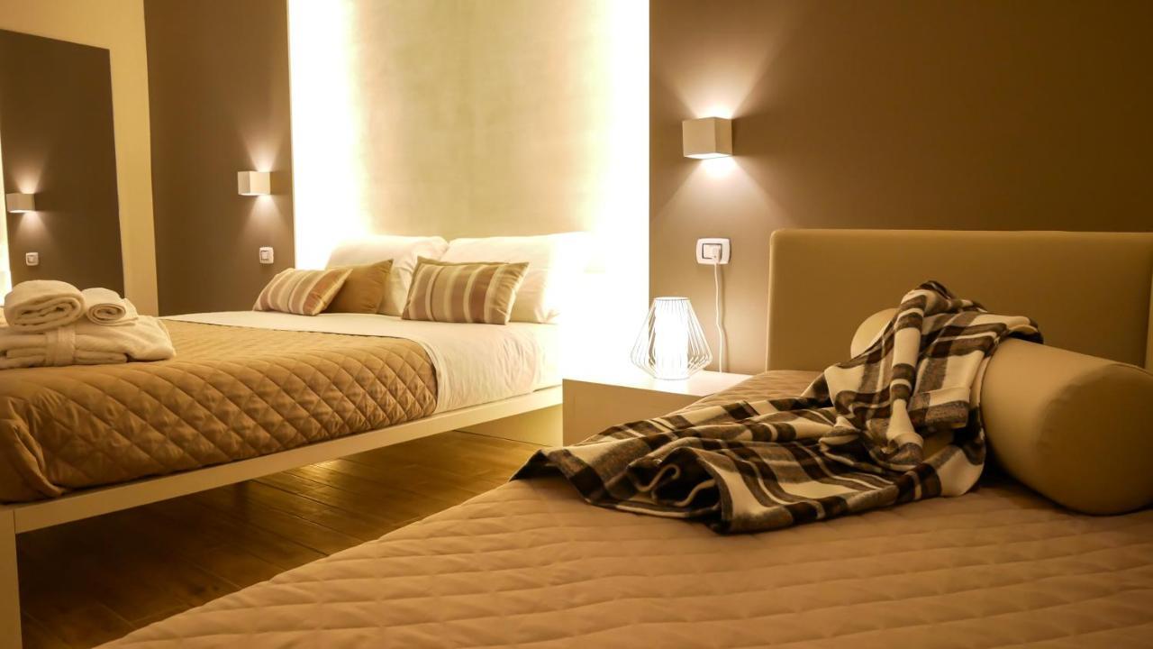 La Banchina Holiday Rooms Trani Bagian luar foto