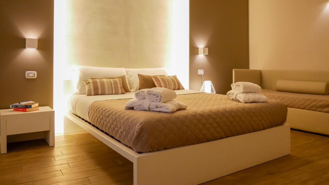 La Banchina Holiday Rooms Trani Bagian luar foto
