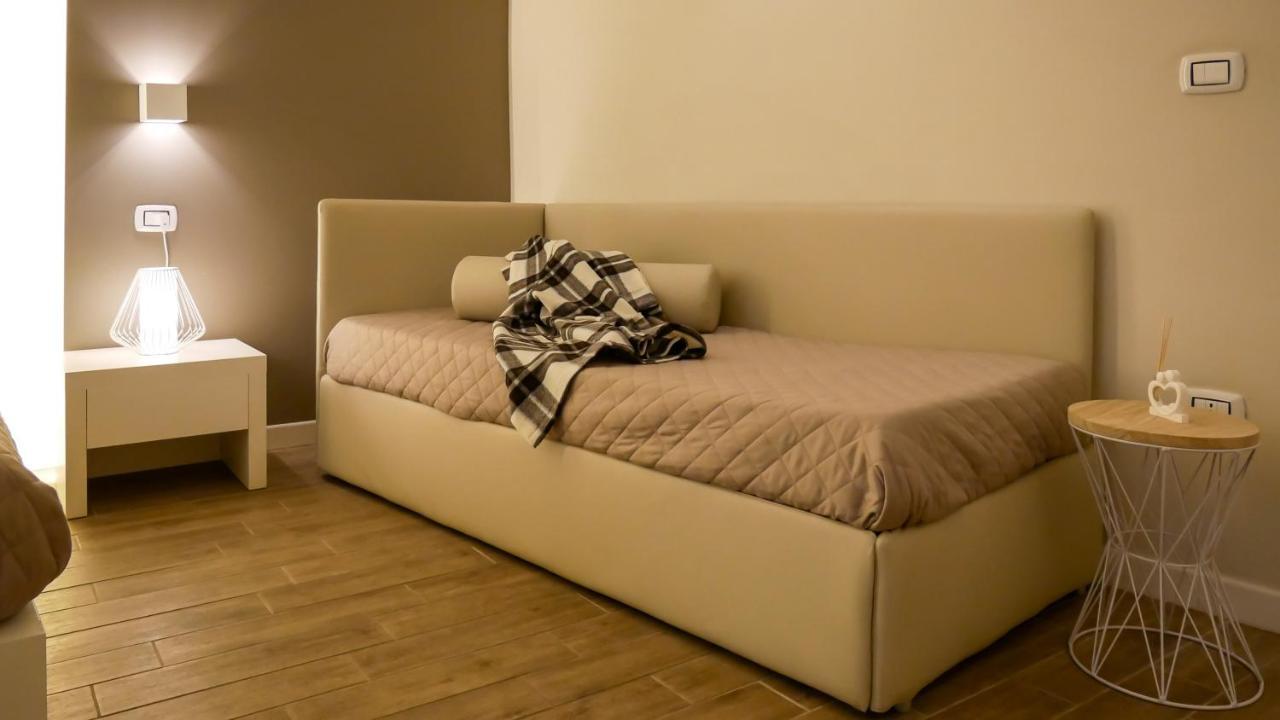 La Banchina Holiday Rooms Trani Bagian luar foto