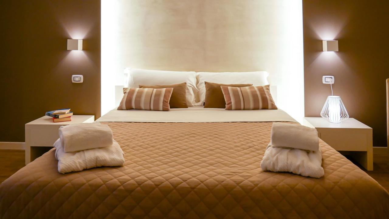 La Banchina Holiday Rooms Trani Bagian luar foto