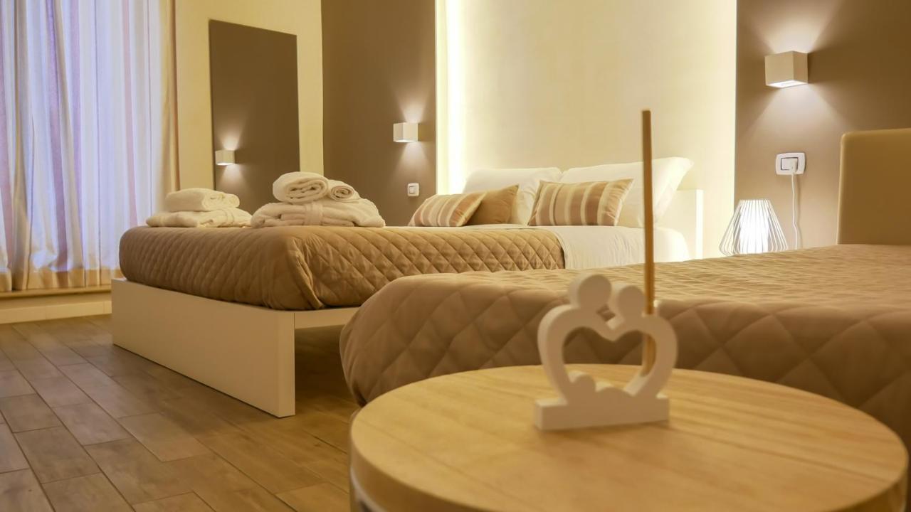 La Banchina Holiday Rooms Trani Bagian luar foto