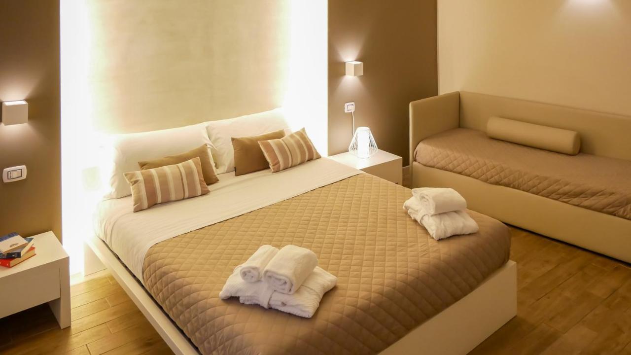La Banchina Holiday Rooms Trani Bagian luar foto