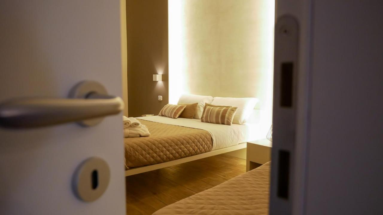 La Banchina Holiday Rooms Trani Bagian luar foto