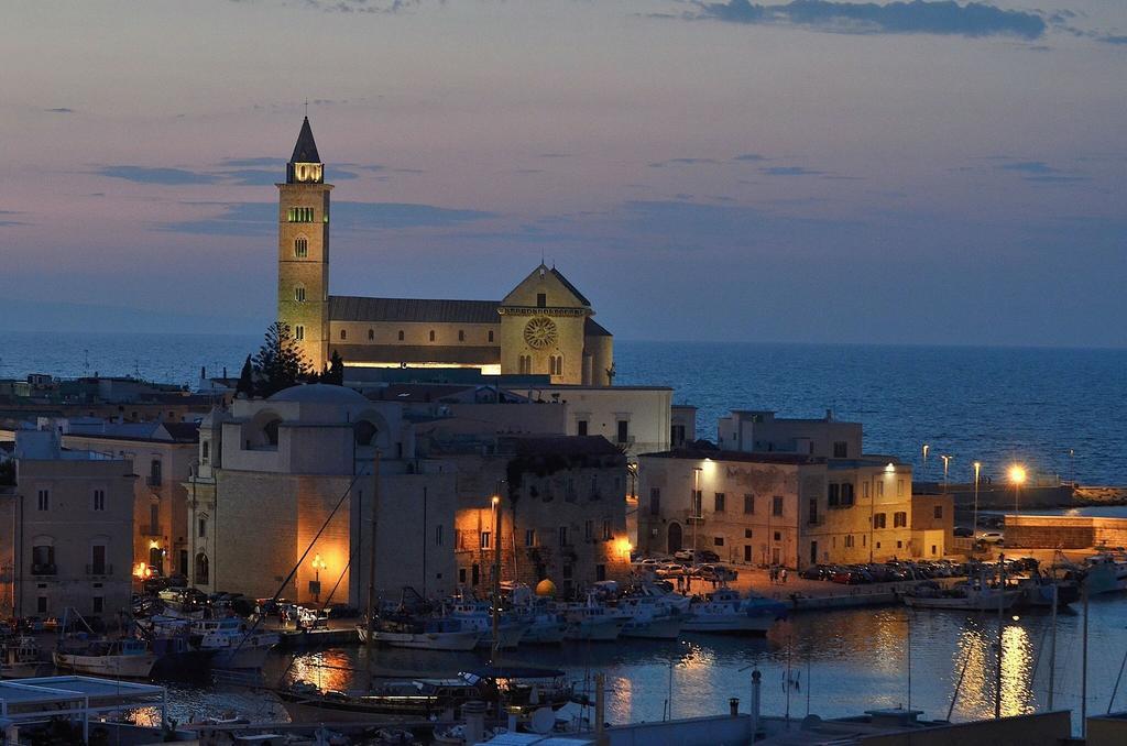 La Banchina Holiday Rooms Trani Bagian luar foto
