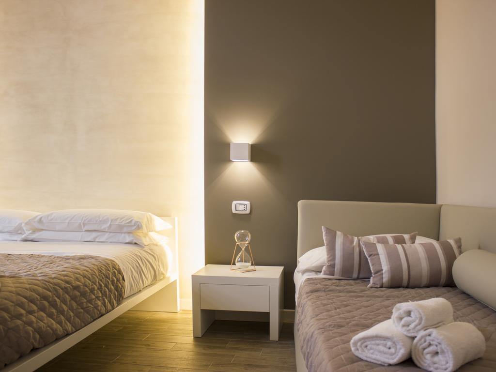 La Banchina Holiday Rooms Trani Bagian luar foto