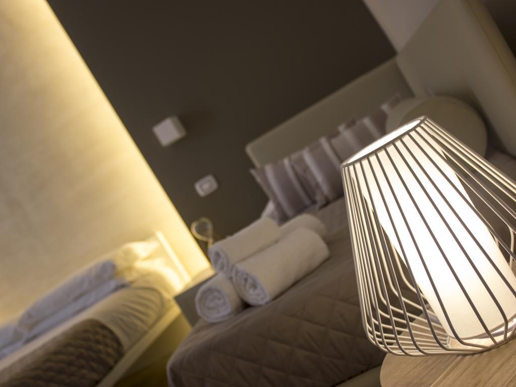 La Banchina Holiday Rooms Trani Bagian luar foto