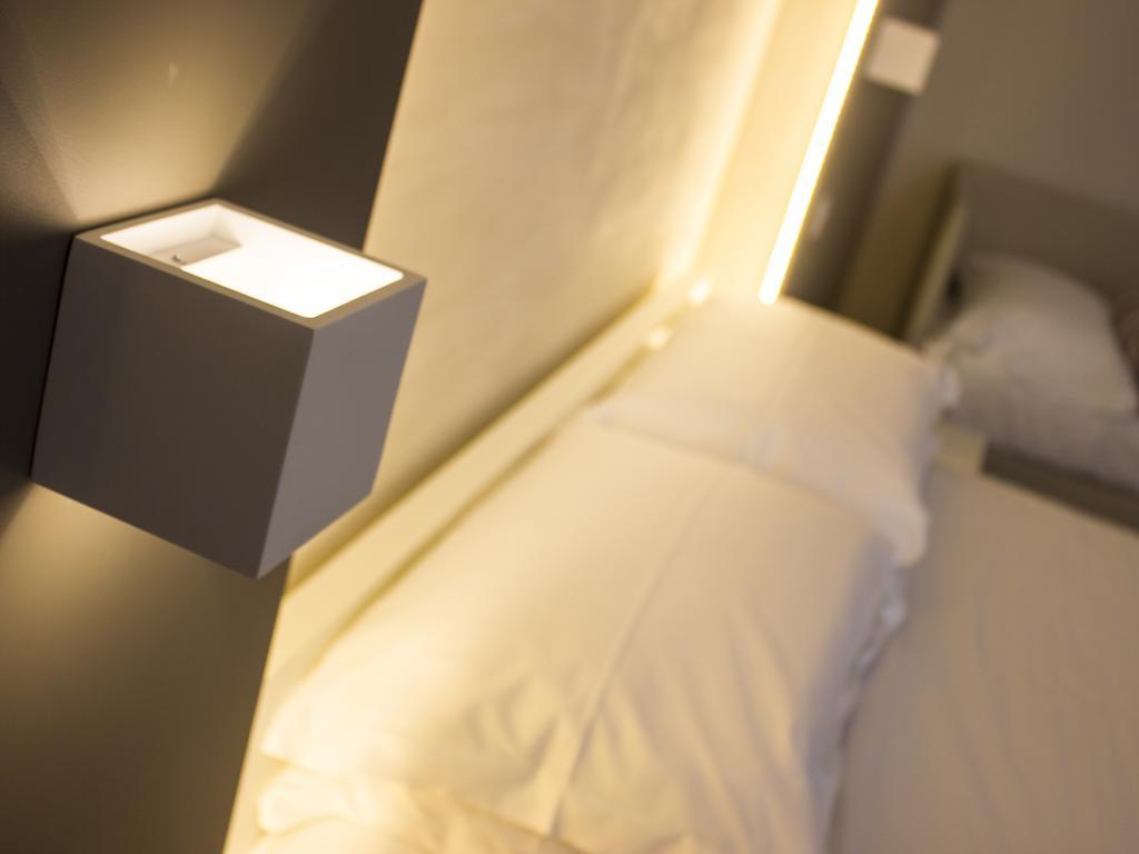La Banchina Holiday Rooms Trani Bagian luar foto