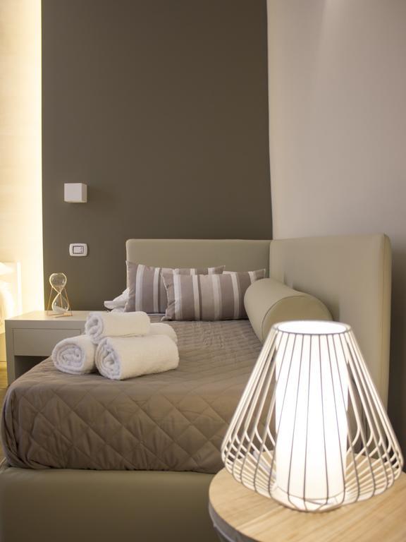 La Banchina Holiday Rooms Trani Bagian luar foto