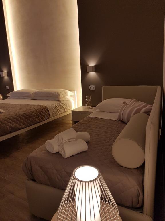 La Banchina Holiday Rooms Trani Bagian luar foto