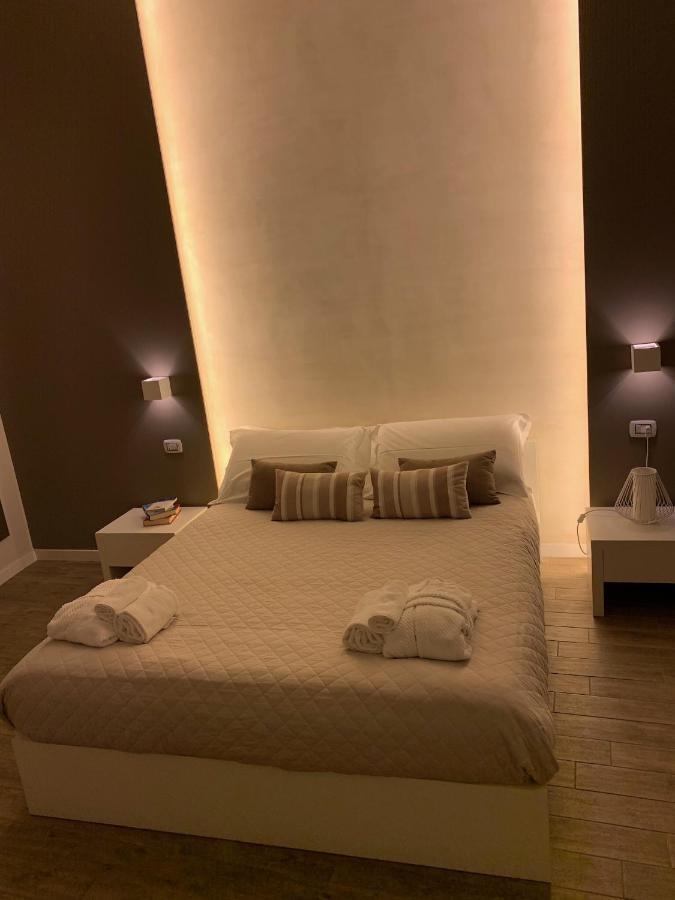 La Banchina Holiday Rooms Trani Bagian luar foto