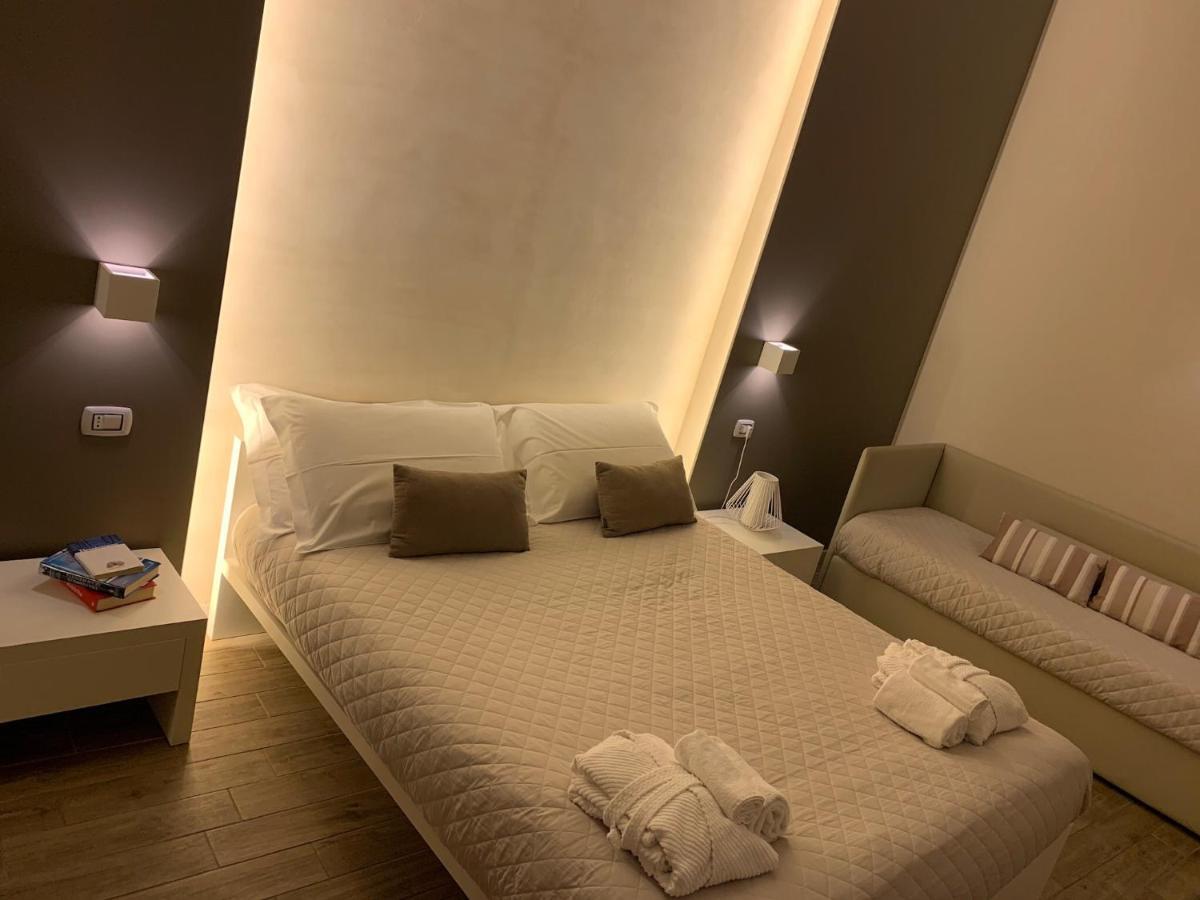 La Banchina Holiday Rooms Trani Bagian luar foto