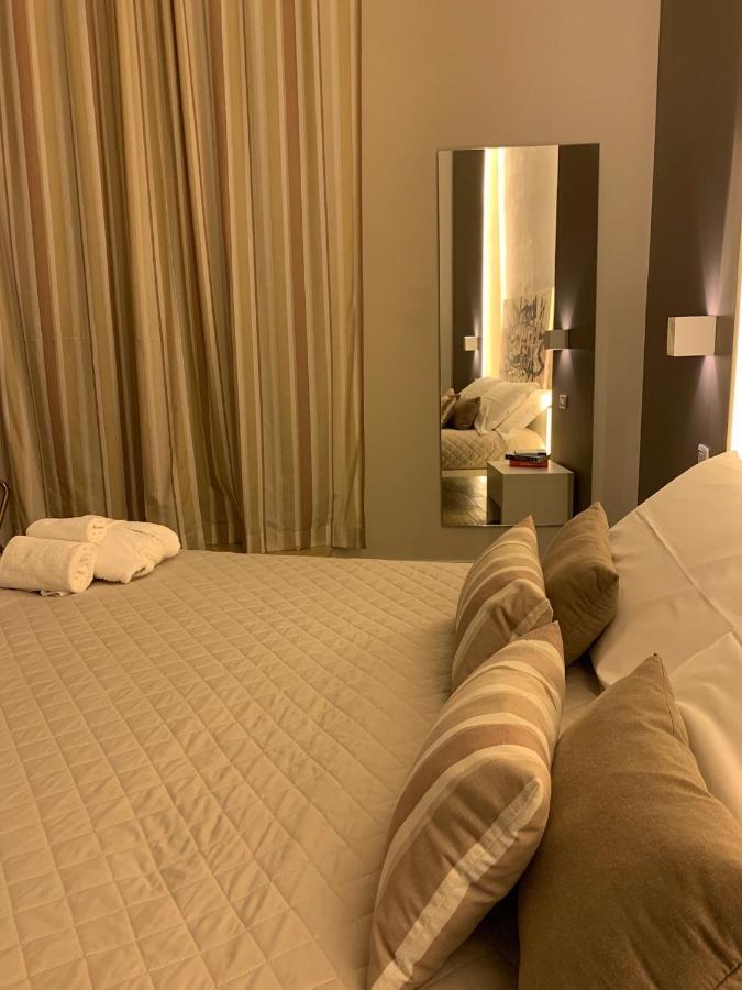 La Banchina Holiday Rooms Trani Bagian luar foto