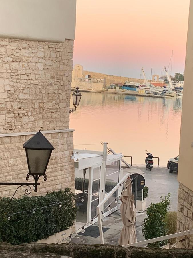 La Banchina Holiday Rooms Trani Bagian luar foto